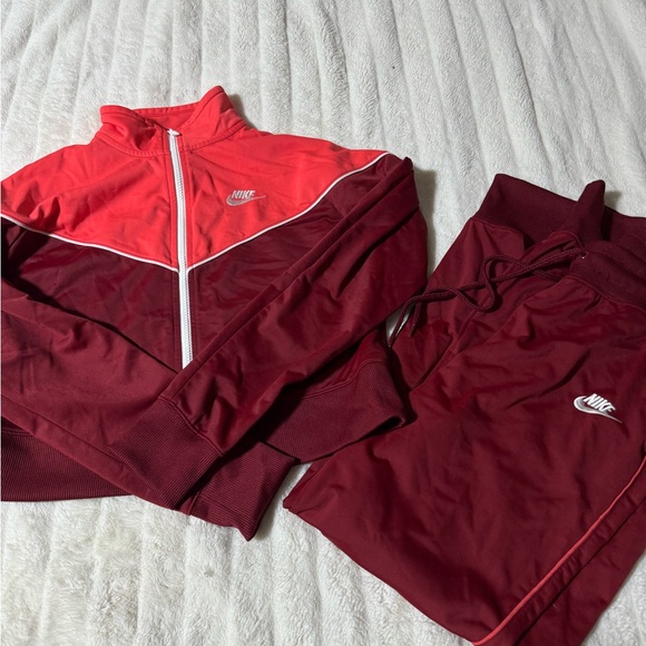Nike tracksuit - Picture 1 of 1